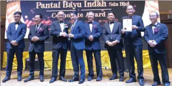  ??  ?? Miri mayor Adam Yii (third left) presents the corporate award to Samling Group of Companies director Troy Yaw Chee Weng. Seen from left are Miri City Council (MCC) secretary Morshidi Fredrick; Miri deputy Mayor Julaihi Mohamad; Assistant Minister of Tourism, Arts and Culture Datuk Sebastian Ting; Sibuti member of parliament Lukanisman Awang Sauni; PBI Sdn Bhd deputy director of project management Dominic Chan; and event organising chairman councillor Abdullah Jaini.