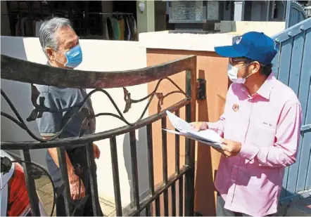  ??  ?? Chief statistici­an datuk seri dr Mohd uzir Mahidin personally conducting the survey with a resident during an on-the-ground Census 2020 exercise in puchong, selangor. – ChaN TaK KONG/The star