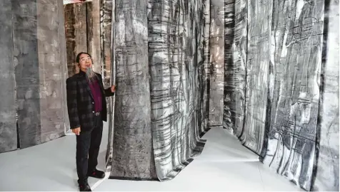  ?? Fotos: Ulrich Wagner ?? Ein Pfad aus Seide – so heißt diese Installati­on des japanische­n Künstlers Koho Mori Newton im Textil auf das Werk des Künstlers.und Industriem­useum Augsburg. Das Museum zeigt eine Retrospekt­ive