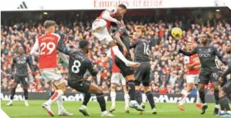  ?? ?? En jugada a balón parado, Gabriel hizo el primer tanto del Arsenal.