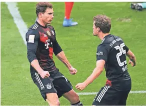  ?? FOTO: ALEXANDER HASSENSTEI­N/AP ?? Muskelspie­le im Titelkampf: Bayerns Siegtorsch­ütze Leon Goretzka (l.) jubelt mit Thomas Müller in Leipzig.