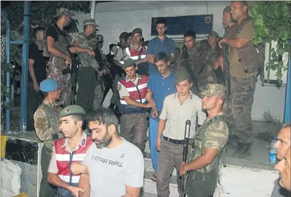  ?? KENAN GURBUZ / REUTERS ?? Algunos de los once soldados que, huidos tras intentar asaltar el hotel de Erdogan el 15 de julio, fueron detenidos el domingo