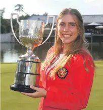  ?? EFE ?? La golfista española Celia Barquín con el trofeo del Campeonato de Europa Individual Femenino en el Penati Golf Club en Eslovaquia el 28 de julio de 2018.