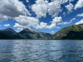  ??  ?? From Twin Lakes, and by kayak, a view of the Sawatch Range, which contains the highest mountain peak of the Rockies.