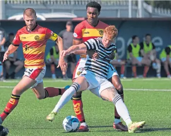  ?? ?? Queen’s Park forward Simon Murray finds the net for his side’s third goal