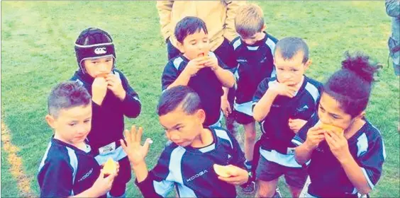  ??  ?? South School Rippa rugby players make the most of their half-time oranges.