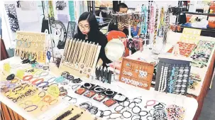  ??  ?? PELBAGAI: Penjual kraf tangan perhiasan antara gerai yang turut serta dalam Promosi Kraf Malaysia di MYDIN Samariang.