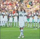  ?? FOTOS: MORATA ?? Vibrante homenaje al Chapecoens­e, sobre todo a sus tres supervivie­ntes de la catástrofe aérea. Follman, Neto y Ruschel hicieron un saque de honor a tres bandas. Los dos equipos posaron juntos y la grada aplaudió a los brasileños