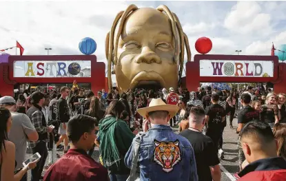  ?? Photos by Yi-Chin Lee / Staff photograph­er ?? A giant, inflatable Travis Scott head and vintage signs greet attendees of Astroworld Festival on Saturday at NRG Park.