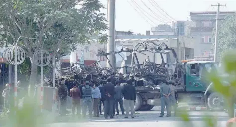  ?? — AFP ?? Security forces remove a damaged bus after a car bomb attack in western Kabul on Monday.