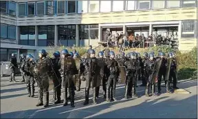  ??  ?? Les gendarmes mobiles ont été appelés pour rétablir l’ordre sur le campus.