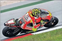  ??  ?? PASADO. Valentino Rossi en su etapa en Ducati.