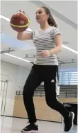  ??  ?? Dribbeln und den Ball in den Korb ver senken, Klartexter­in und Basketball Neuling Isabel Schimmer fiel das schwer.