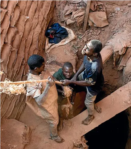  ?? GETY IMAGES ?? Miners pull up a bag of cobalt their colleague has dug undergroun­d inside the CDM (Congo DongFang Mining) Kasulo mine at Kolwezi.