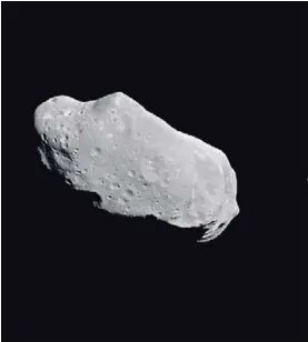  ??  ?? Los telescopio­s terrestres ayudan a detectar asteroides que se aproximan desde el lado nocturno de la Tierra. (Foto ilustrativ­a).