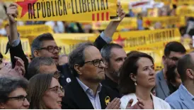  ?? FOTO: TT / AP / MANU FERNANDEZ ?? Katalonien­s nya regionpres­ident Quim Torra, i mitten, har nominerat fängslade ex-ledare till sin nya regering.