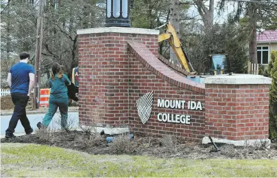  ?? STAFF PHOTO BY MATT WEST ?? ‘SERIOUS CONCERNS’: A sign marks the Dedham Street entrance to the campus of Mount Ida College yesterday in Newton.