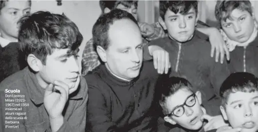  ??  ?? Scuola Don Lorenzo Milani (19231967) nel 1958 insieme ad alcuni ragazzi della scuola di Barbiana (Firenze)