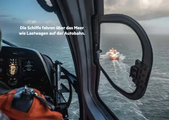  ??  ?? Wie bei der Bergrettun­g aus der Luft hilft den Piloten über den Schiffen am Ende nur viel Erfahrung.