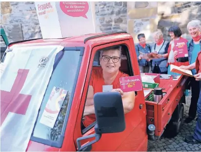  ?? ACHIM BLAZY RP-FOTOS: ?? Immer aktiv und hier am Steuer: Ursula Guss im Mobil der Katholisch­en Frauengeme­inschaft Deutschlan­ds (KFD).