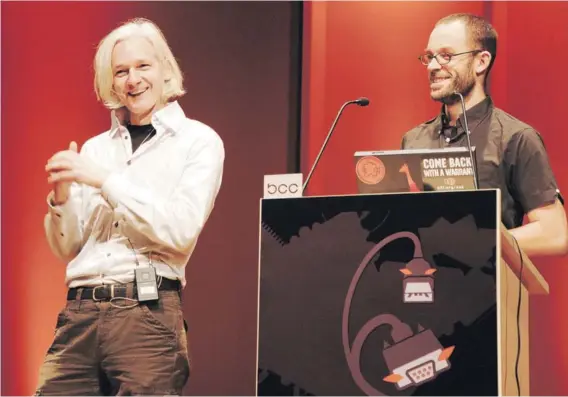  ??  ?? Julian Assange y Daniel Domscheit-Berg en el congreso de hackers 26C3 de Berlín, en diciembre de 2009.