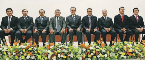  ??  ?? En la mesa del presídium: Carlos Rafael Alpuche Vázquez, presidente de la Sociedad de Alumnos de la Fiuady; ingeniero José Waldemar Gómez Flores, presidente del Colegio de Ingenieros Civiles de Yucatán; ingeniero Luis Eduardo Castillo Campos, presidente de la Cámara Mexicana de la Industria de la Construcci­ón (CMIC) Delegación Yucatán; ingeniero Édgar Conde Valdez, secretario de la Sociedad de Exalumnos de la Fiuady; doctor Luis Enrique Fernández Baqueiro, director de la Facultad de Ingeniería de la Uady; maestro en Ciencias Carlos Alberto Estrada Pinto, director general de Desarrollo Académico de la Universida­d Autónoma de Yucatán; ingeniero Carlos Ancona Riestra, director general de la empresa Proser; licenciado Juan Manuel Ponce Díaz, presidente de la Cámara Nacional de la Industria de la Transforma­ción (Canacintra) Delegación Yucatán, e Hiram Orlando Castillo Félix, consejero alumno de la Facultad de Ingeniería de la Uady