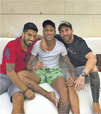  ??  ?? IMAGEN. Messi y Suárez se fotografia­ron con Neymar mientras el Barça demandaba al astro.