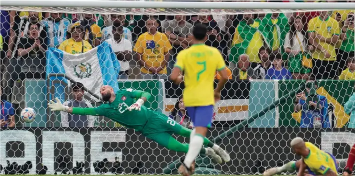  ?? ?? Serbia's goalkeeper Vanja Milinkovic‑Savic, left, dives but fails to save the goal from Brazil's Richarliso­n, right, during the World Cup group G soccer match between Brazil and Serbia