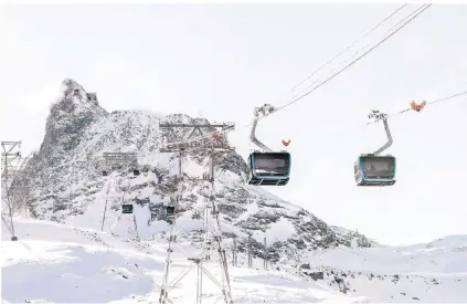  ??  ?? Mit der Glacier Ride kommen 2000 Skifahrer pro Stunde auf den Gletscher am Klein Matterhorn.