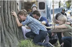  ?? CHUCK ZLOTNICK / SONY PICTURES VIA AP ?? Jennifer Garner, Martin Henderson and Kelly Collins
Lintz in a scene from Miracles from Heaven.