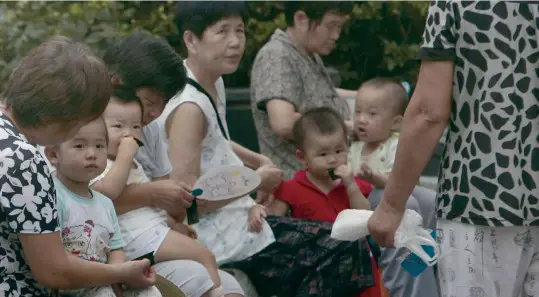  ??  ?? Grandmothe­rs taking care of their grandchild­ren meet in a local park in Nanjing, Jiangsu, September 9, 2009