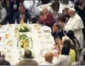  ?? (Photo AFP) ?? Le pape partage son repas.