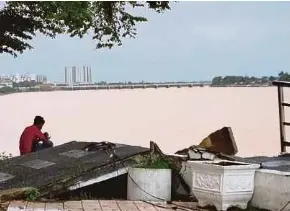  ?? NSTP PIC BY SHARIFAH MAHSINAH ABDULLAH ?? The water level of Sungai Kelantan at Sultan’s Pier in Kota Baru has not exceeded its maximum level.