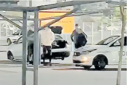  ?? Imagen de video ?? Propietari­os de un automóvil fueron sorprendid­os por el robo de neumáticos en Avellaneda