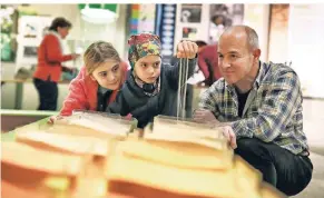  ?? RP-FOTO: STE- ?? Geologe Gerhard Hornig (rechts, Geologisch­er Dienst NRW) erklärt Nena (links,10) und Titus (8) die Unterschie­de der Bodenprobe­n.