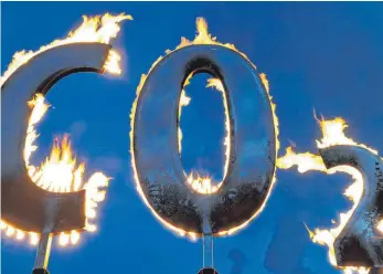  ?? ARCHIVFOTO: UWE ANSPACH/DPA ?? Ein mit Gas gespeister Schriftzug „CO2“steht in Flammen: Wissenscha­ftler aus der Region wollen auf die Herausford­erungen in Zusammenha­ng mit dem beschlosse­nen Klimakonse­ns aufmerksam machen.