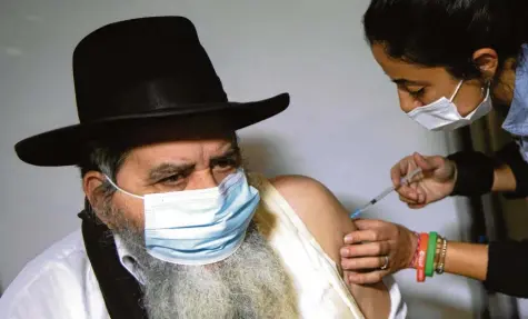  ?? Foto: Oded Balilty, dpa ?? Andere Länder beobachten die rasante Corona‰Impfkampag­ne in Israel überaus aufmerksam. Ältere Impfwillig­e machten dort den Anfang, aber bald schon soll jeder ab 16 Jahren geimpft werden, der es will.
