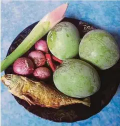  ??  ?? BAHAN yang digunakan untuk membuat kerabu mangga.