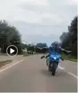  ??  ?? Der Motorradfa­hrer bei einem gefährlich­en Manöver.