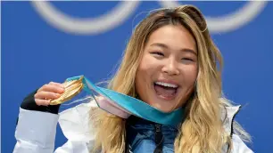  ?? AFP ?? Gold medalist Chloe Kim of the United States poses during the medal ceremony. —