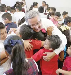  ??  ?? •En el ejido Tamaulipas el alcalde Gustavo Sánchez entregó dos comedores en dos escuelas primarias.