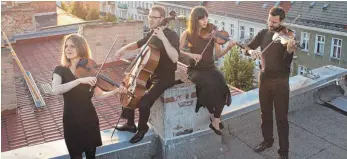  ?? FOTO: PHILIPP KÜLKER ?? Das Orbis-Quartett präsentier­t Kammermusi­k ohne Notenpulte und Stühle. Auf diese Weise nähert es sich Ludwig van Beethoven, Felix Mendelssoh­n und Franghiz Ali-Zadeh an.