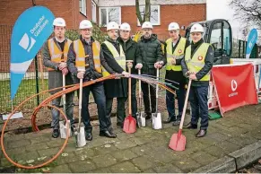  ?? RP-FOTO: UWE KERKMANN ?? Ein Team von Vodafone-Mitarbeite­rn und Partnern gemeinsam mit Wirtschaft­sförderer Uwe Kerkmann (3.v.l.) Ende November beim Ausbau-Start im Gewerbegeb­iet Reisholz.