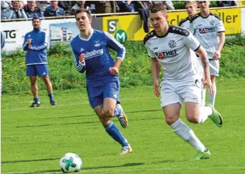  ?? Archivfoto: Dirk Sing ?? Brachte die Lilaweißen beim Gastspiel in Hollenbach in Führung: Neuburgs Top Torschütze Ray Bishop (rechts). Dennoch reichte es für den Bezirkslig­a Meister nicht zum Sieg.