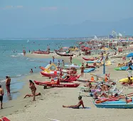  ?? (Ciurca/ Sestini) ?? Sulla spiaggia Una veduta della spiaggia versiliese premiata con la Bandiera Blu, simbolo di mare pulito ed efficienza nei servizi