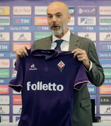  ??  ?? A sinistra Stefano Pioli con la maglia della Fiorentina Sotto il cartello di benvenuto a Moena, dove da oggi comincia il ritiro pre campionato
