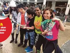  ??  ?? PESERTA Zumba Tour di Pulau Pinang bersemanga­t melakukan tarian zumba.