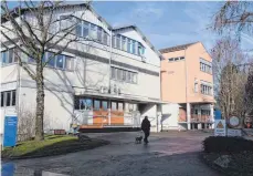  ?? FOTO: HERBERT GUTH ?? Die Werkstatt für behinderte Menschen an der Hoffmannst­raße in Wilhelmsdo­rf soll in einen Neubau umziehen. Als Standort ist das benachbart­e Gelände vorgesehen, auf dem derzeit noch das Hochhaus der Gotthilf-Vöhringer-Schule steht.