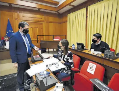  ?? CHENCHO MARTÍNEZ ?? El alcalde, José María Bellido, conversa con la portavoz socialista, Isabel Ambrosio, y el de IU, Pedro García.