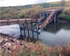  ?? CP HANDOUT COURTESY DUANE HICKS ?? The reeve for a community in eastern Saskatchew­an says both he and the constructi­on company don’t know why a newly built bridge collapsed just hours after opening. The collapsed bridge is seen Tuesday in the Regional Municipali­ty of Clayton.